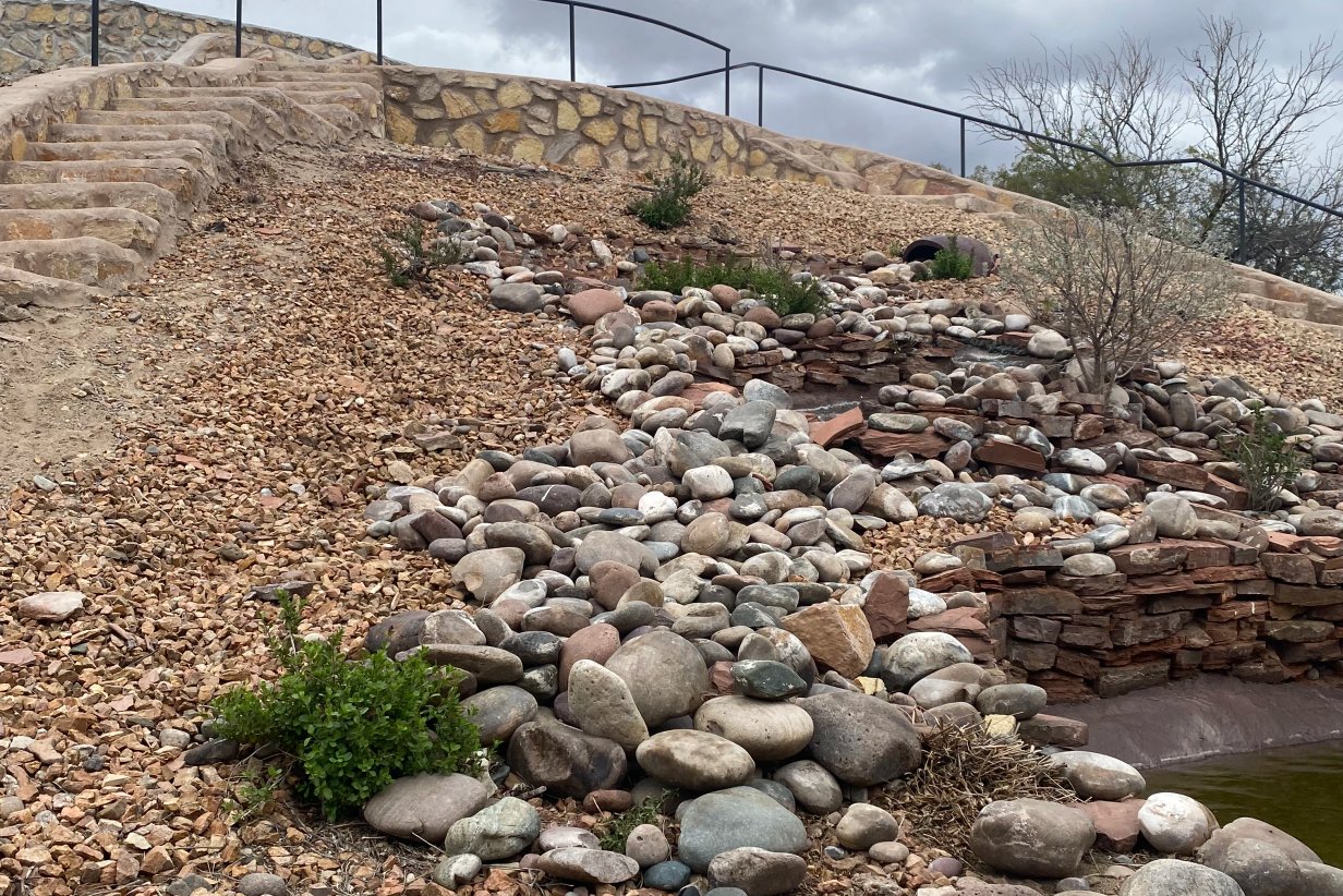 Fire-wise landscape with gravel buffer zones and stone borders in Talavera
